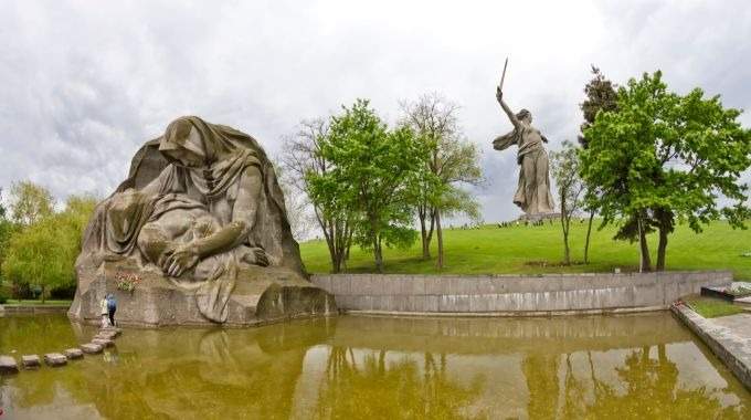 Russlands Heldenstädte - Wolgograd, Moskau und St. Petersburg - Zeitlose Monumente für Russlands Heldenhaftes Volk (CB-27)